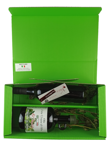 Grünes Geschenkpaket mit zwei Flaschen